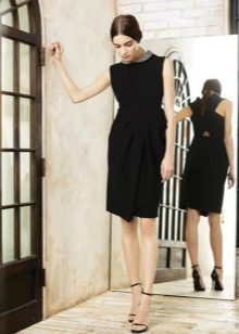 Черна рокля-калъф в стил Шанел