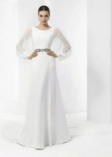 Paprasta vestuvinė suknelė plačiomis rankovėmis