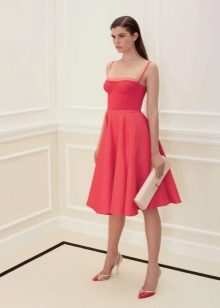 Scarlet figursyet kjole