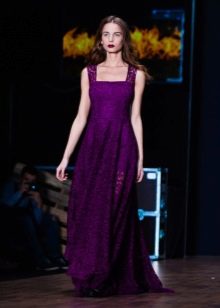 Виолетова дантелена вталена рокля