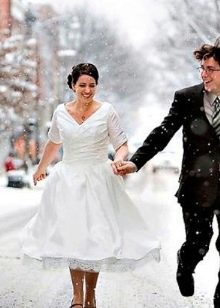 Zimowa suknia ślubna krótka
