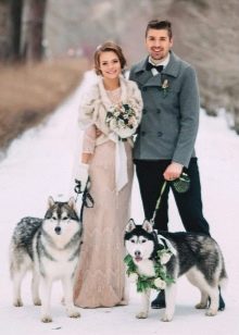 Zimní svatební šaty béžové barvy