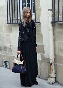 Tasche für ein schwarzes langes Kleid
