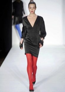 Meia-calça vermelha para um vestido preto