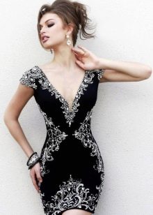 Ασημένιο κόσμημα για μαύρο φόρεμα