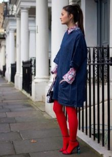 Červené punčochové kalhoty k modrým šatům