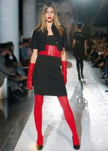Rote Strumpfhose zu einem schwarzen Kleid