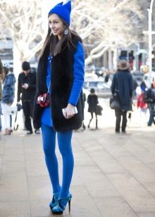 Meia-calça azul brilhante para um vestido azul