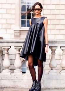 Meia-calça preta para um vestido de couro