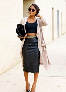 Čierna kožená ceruzková sukňa s vysokým pásom