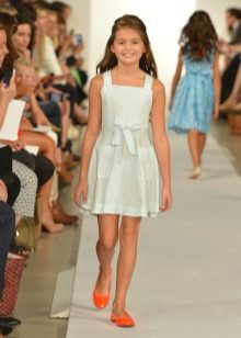 Kariertes Kleid für ein Mädchen von 11 Jahren