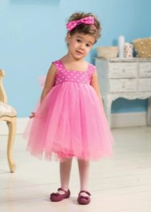 Vestido elegante para uma menina de 2-3 anos, magnífico