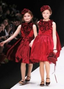 Rochie elegantă roșie pufoasă pentru o fată