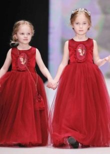 Elegantes flauschiges rotes bodenlanges Kleid für Mädchen