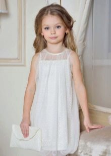 Elegantné dievčenské šaty v bielej farbe