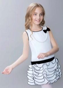Elegantné dievčenské šaty v bielej a čiernej farbe