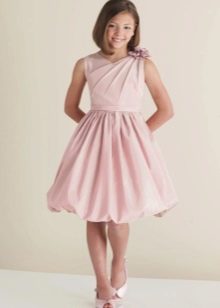 Gaun pendek yang subur untuk seorang gadis berumur 11-12 tahun