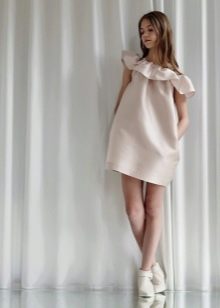 krótka sukienka z falbankami dla nastolatka