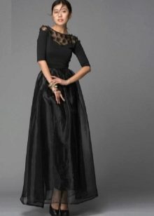 vestido negro con falda de organza