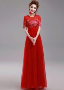 czerwona sukienka z organzy na podłogę