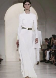 Χρυσό κόσμημα για λευκό μακρύ φόρεμα