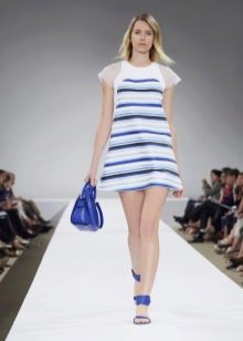 Des accessoires bleus pour une robe blanc-bleu