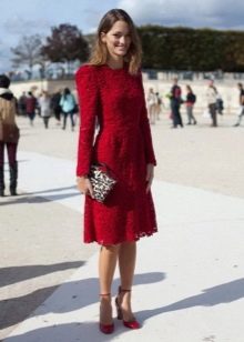 Crvena čipkana haljina s leopard torbom