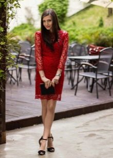 Червена дантелена рокля с черни аксесоари
