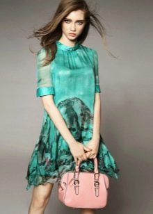 Váy xanh với túi màu hồng đào