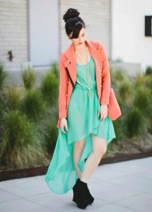 Zaļa kleita ar persiku žaketi