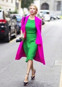 Vestido verde con abrigo lila