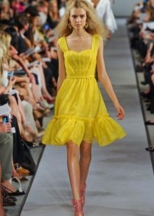 pembe ayakkabıdan sarı elbiseye