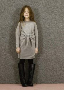 Gestricktes Winterkleid für Mädchen grau