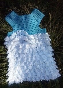 Elegante jurk wit en blauw met ruches voor een meisje van 4-5 jaar gehaakt