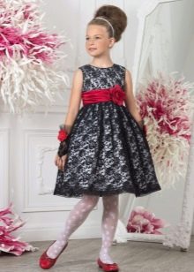 Melna mežģīņu bērnudārza izlaiduma kleita