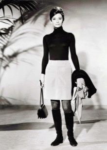 Audrey Hepburn într-o fustă creion