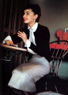 Audrey Hepburn in una gonna a matita
