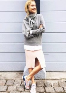 Skirt pensil dengan sweater