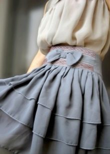 sivá šifónová sukňa s volánikmi