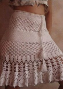 skirt lipatan benang putih