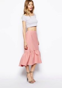 Asymmetric pink skirt na may flounce