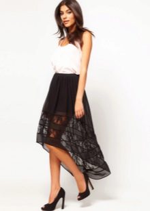 Asymmetric skirt na may plain white na pang-itaas