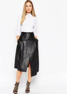 Asymmetric leather skirt na pinagsama sa isang kamiseta