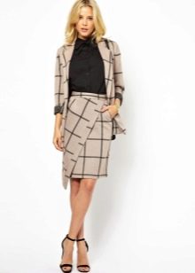 Skirt asimetri dengan turtleneck dan jaket untuk pejabat
