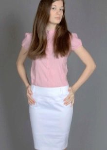 bijela pencil suknja s ružičastom bluzom