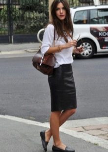Czarna ołówkowa spódnica w połączeniu z białą bluzką o luźnym kroju
