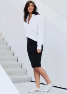 Czarna ołówkowa spódnica połączona z białą koszulą dyplomową