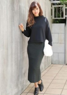 Duga pencil suknja u kombinaciji s čizmama na nisku petu