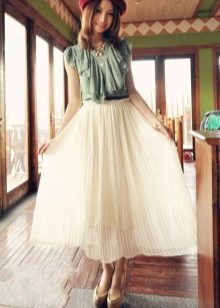 Mahabang puting semi-sun skirt na may blouse