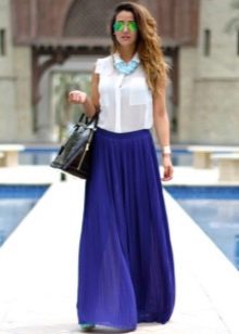 Lange blauwe halflange rok met witte blouse en accessoires